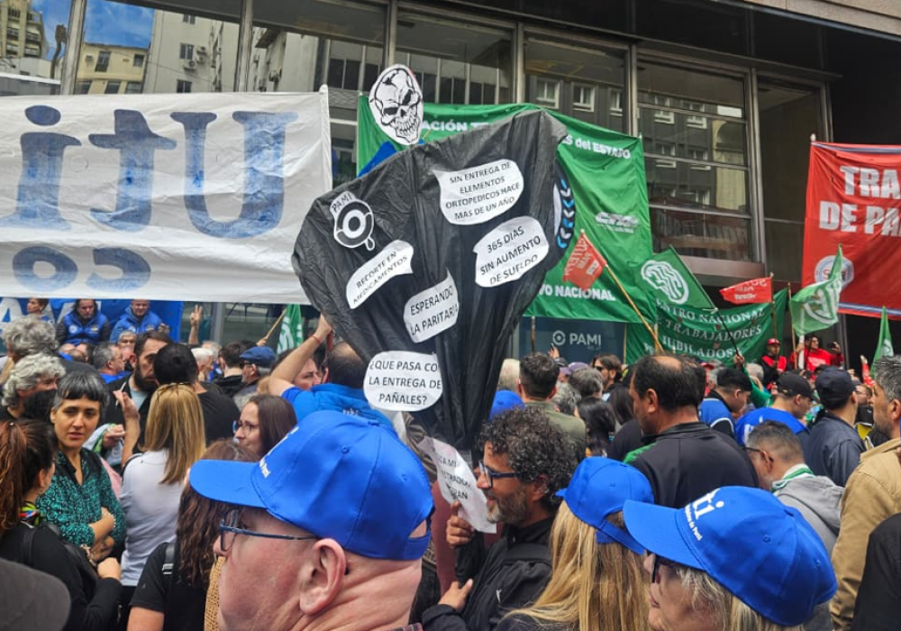 Trabajadores del PAMI se movilizaron al Ministerio de Desregulación en reclamo de aumentos salariales tras un año de congelamiento