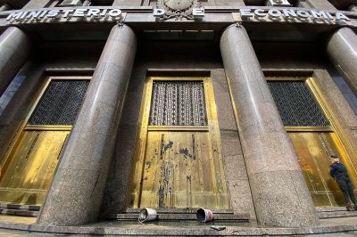 Apretado por los vencimientos de deuda, el gobierno busca patear los pagos para 2027