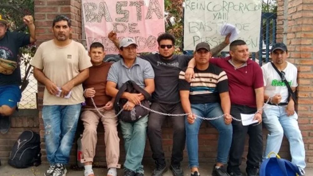 Delegados gremiales se encadenan en los portones de Ledesma tras una nueva tanda de despidos en el Ingenio