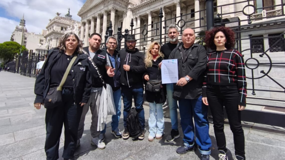 Gremios del espectculo, televisin y prensa entregaron una carta a los diputados peronistas denunciando la situacin en el Grupo Octubre