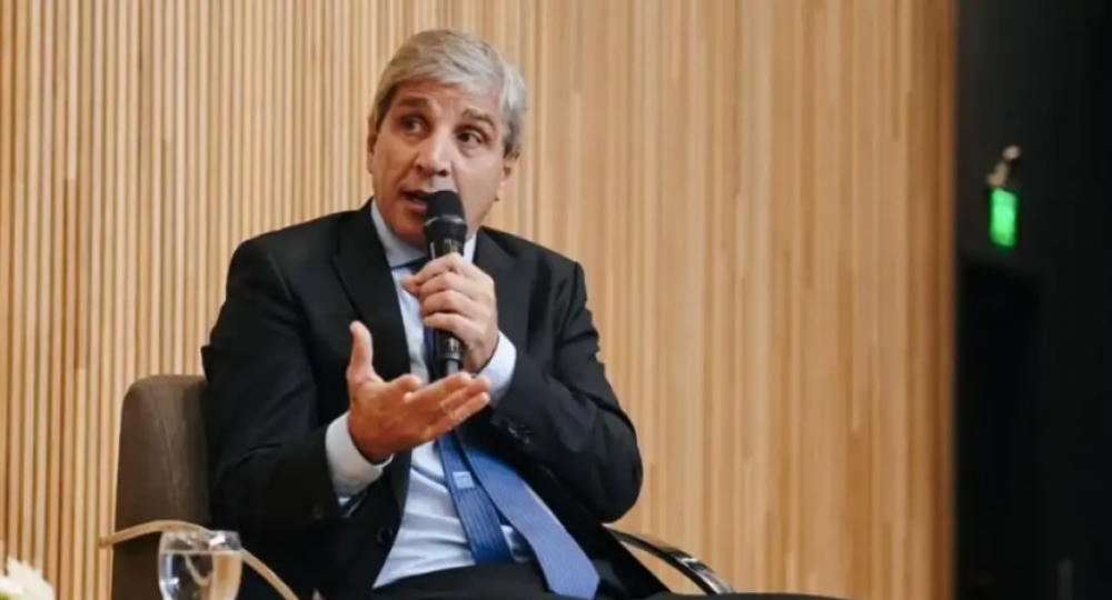 Luis Caputo asegur ante inversores que buscar fortalecer las reservas y desliz un posible ajuste en las bandas cambiarias