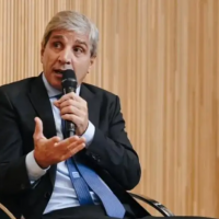 Luis Caputo asegur ante inversores que buscar fortalecer las reservas y desliz un posible ajuste en las bandas cambiarias