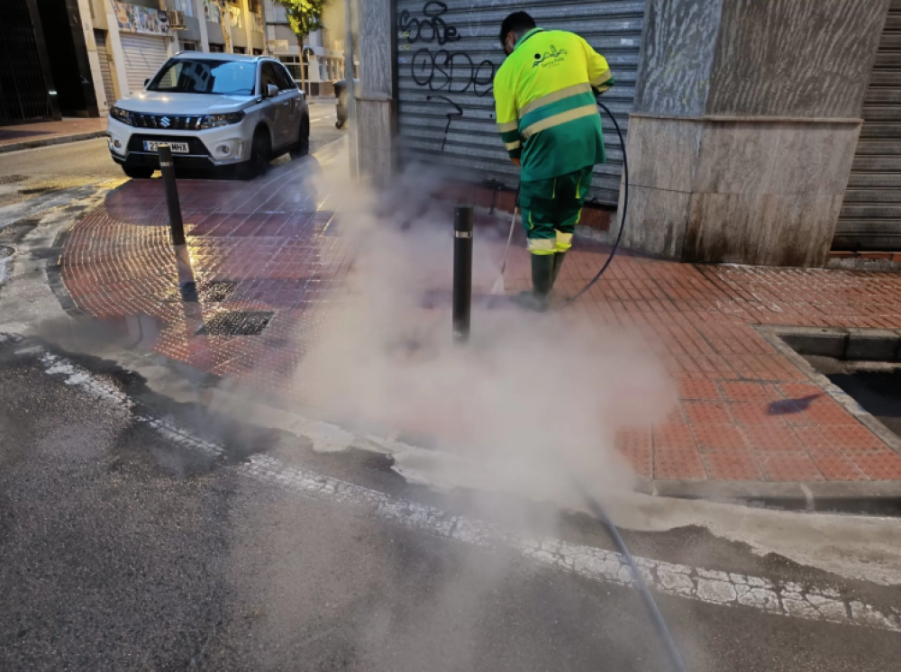 Urbaser redobla esfuerzos en la limpieza de orines en las calles