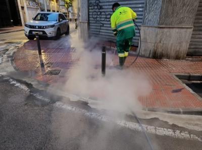Urbaser redobla esfuerzos en la limpieza de orines en las calles