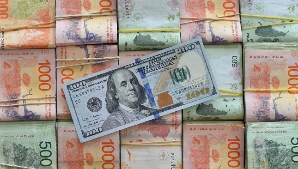 Por tensin cambiaria y desarme de plazos fijos, la base monetaria sufri en octubre su mayor cada en un ao y medio