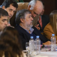 Mayans opera desde el PJ para evitar la ruptura del peronismo en el Senado