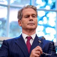 Ganancias de Bessent y silencio del gobierno