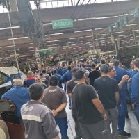 Luego de 11 meses sin aumento salarial y tras una multitudinaria asamblea, FATE le prohibi el ingreso a la planta a los delegados gremiales y encendi el conflicto en las plantas de neumtico