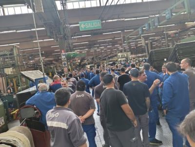 Luego de 11 meses sin aumento salarial y tras una multitudinaria asamblea, FATE le prohibi el ingreso a la planta a los delegados gremiales y encendi el conflicto en las plantas de neumtico
