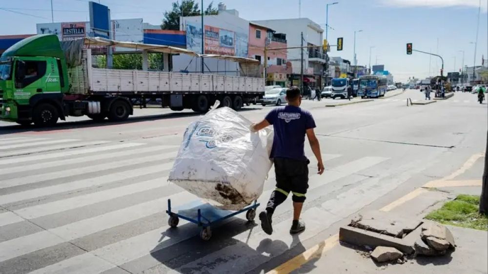 La mitad invisible del trabajo: 9 de cada 10 trabajadores de la economa popular gana menos de tres salarios mnimos