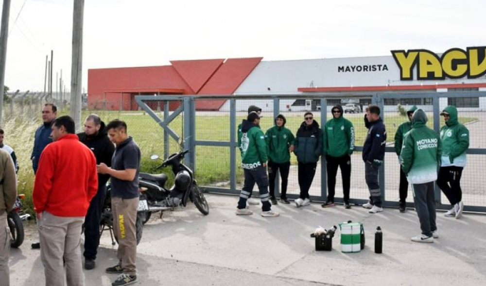 Yaguar baj sus persianas en Baha Blanca y despidi a sus 60 trabajadores que ahora esperan la indemnizacin