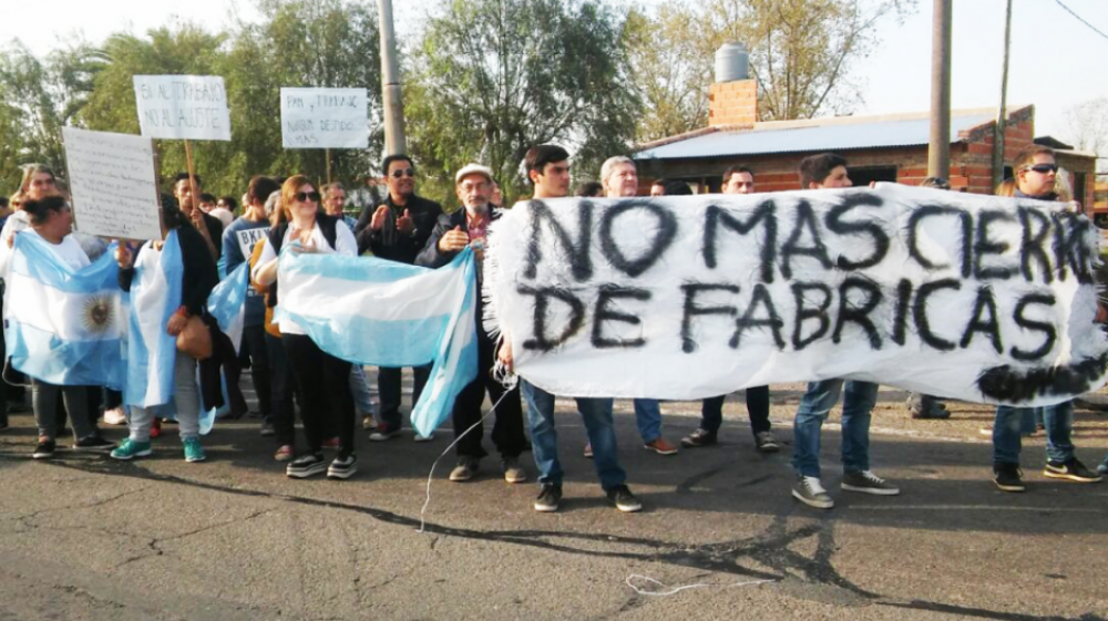 Casi 20.000 empresas cerraron y 276.624 empleos se perdieron en 21 meses de gestin de Milei