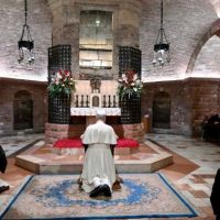 El Papa reza ante la tumba de San Francisco: el mundo busca seales de esperanza