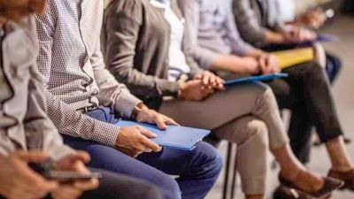 Los jvenes y el trabajo: cinco datos que muestran cmo ven al mercado laboral y qu importancia le dan a la IA