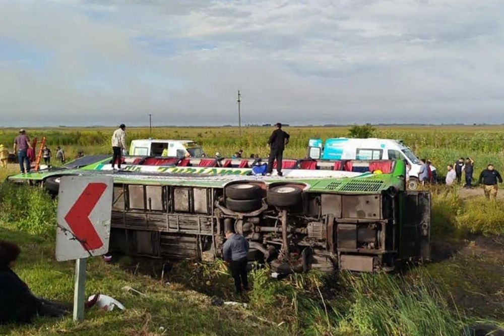Volc un micro que iba a un congreso a Mar del Plata: dos muertos y ms de 40 heridos