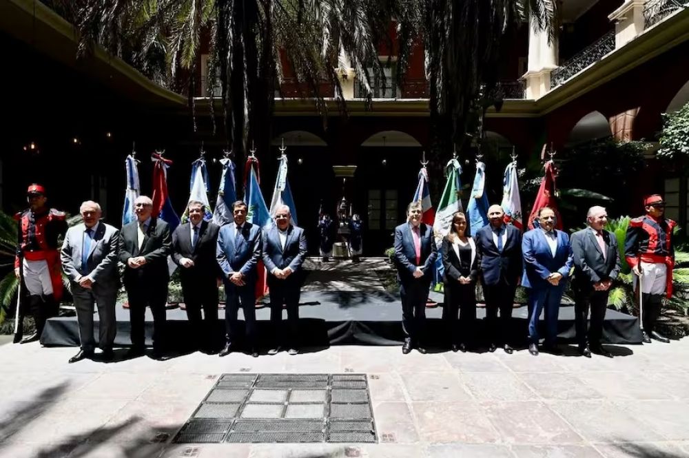 Gobernadores peronistas no alineados con Cristina Kirchner evalan unirse en Diputados para negociar con Milei una agenda federal