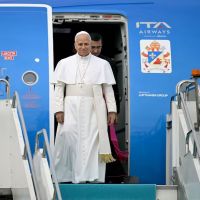 Len XIV ya lleg a Turqua: as fue su primer vuelo papal