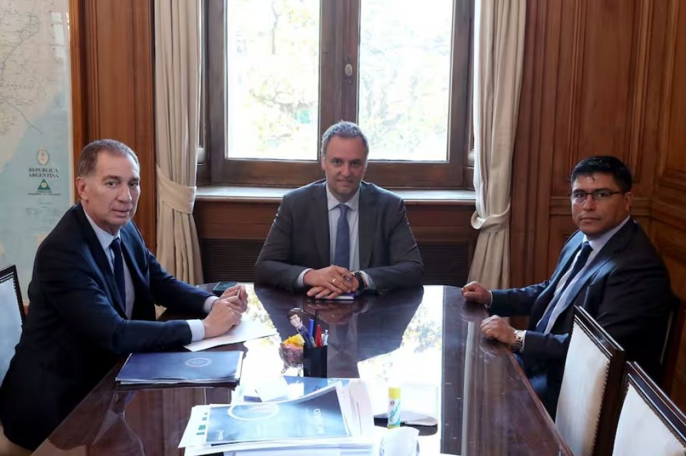 Adorni y Santilli se reunieron con el santacruceo Vidal, que pidi no obstaculizar las represas con capitales chinos