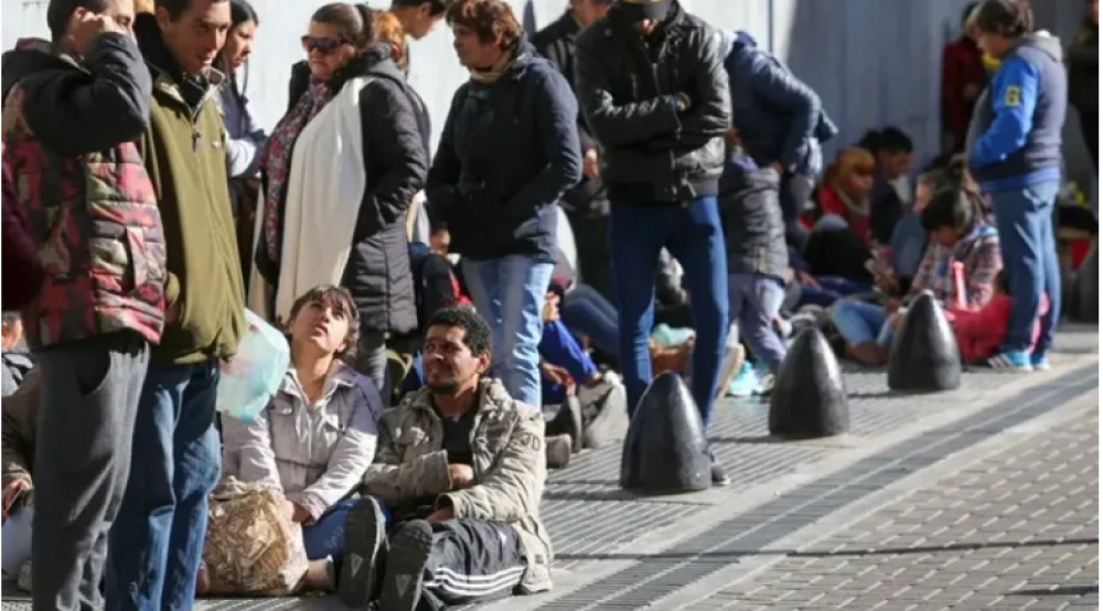 Cada del empleo y derrumbe del salario mnimo: el ajuste golpea seis veces ms al sector privado