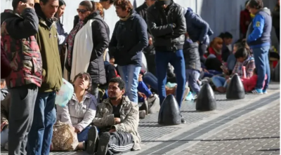 Cada del empleo y derrumbe del salario mnimo: el ajuste golpea seis veces ms al sector privado