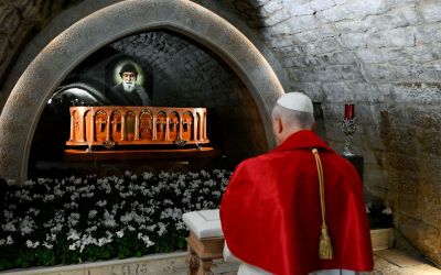 El Papa Len XIV ora ante la tumba de San Chrbel y pide su intercesin por la paz en el Lbano