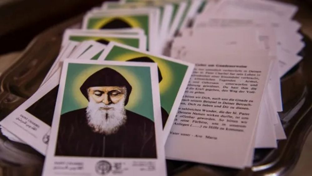 Por qu se representa a San Charbel con los ojos cerrados?