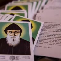 Por qu se representa a San Charbel con los ojos cerrados?