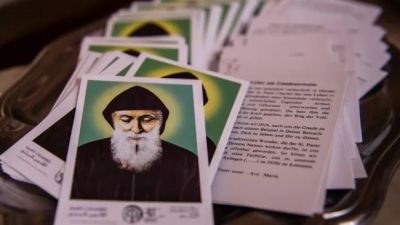 Por qu se representa a San Charbel con los ojos cerrados?