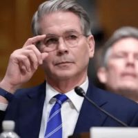 Estados Unidos frena el viaje de Scott Bessent a Argentina por la ausencia de Milei en el sorteo del Mundial