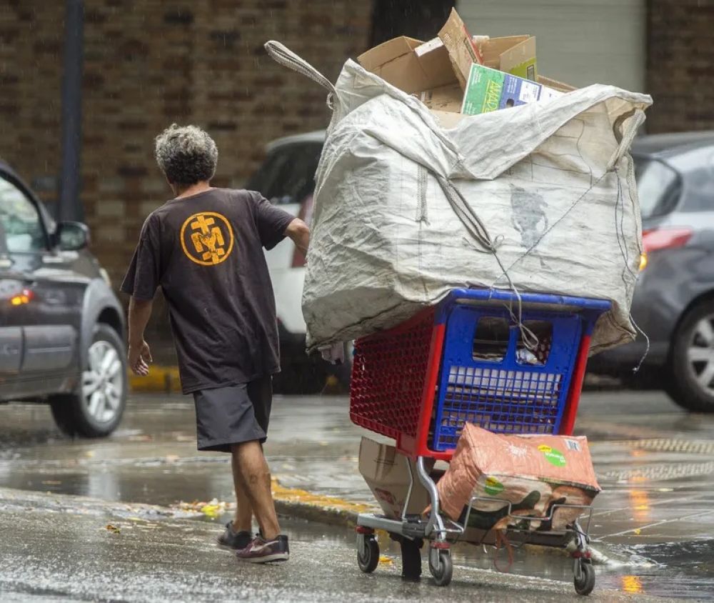 La UCA dice que la pobreza baj 2,1% en la era Javier Milei, ocho puntos menos que lo que inform el INDEC