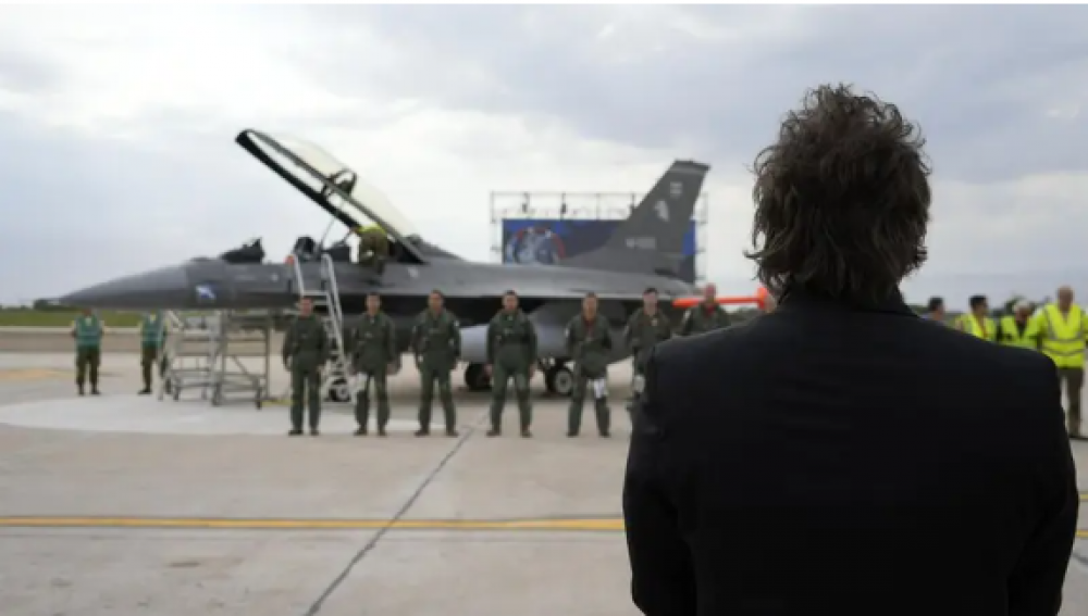 Milei vuela y se despega de los perdedores del modelo