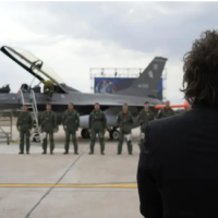 Milei vuela y se despega de los perdedores del modelo