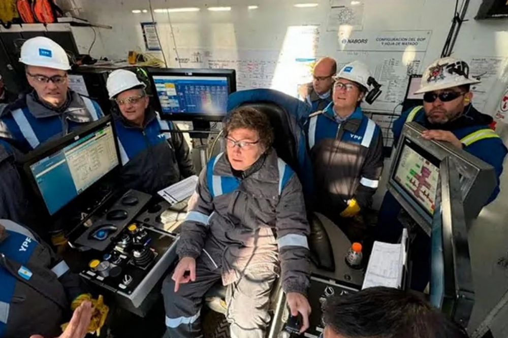 Milei lleg a Oslo vestido con el mameluco de YPF para promover inversiones