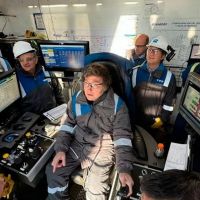 Milei lleg a Oslo vestido con el mameluco de YPF para promover inversiones