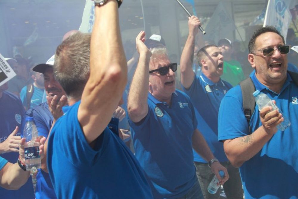 Este es un reflejo de la crisis. No lo va a solucionar ninguna reforma: Jorge Sola encabez una marcha frente a Galeno y lider una asamblea en la puerta