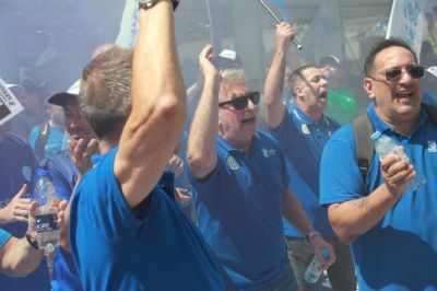 Este es un reflejo de la crisis. No lo va a solucionar ninguna reforma: Jorge Sola encabez una marcha frente a Galeno y lider una asamblea en la puerta