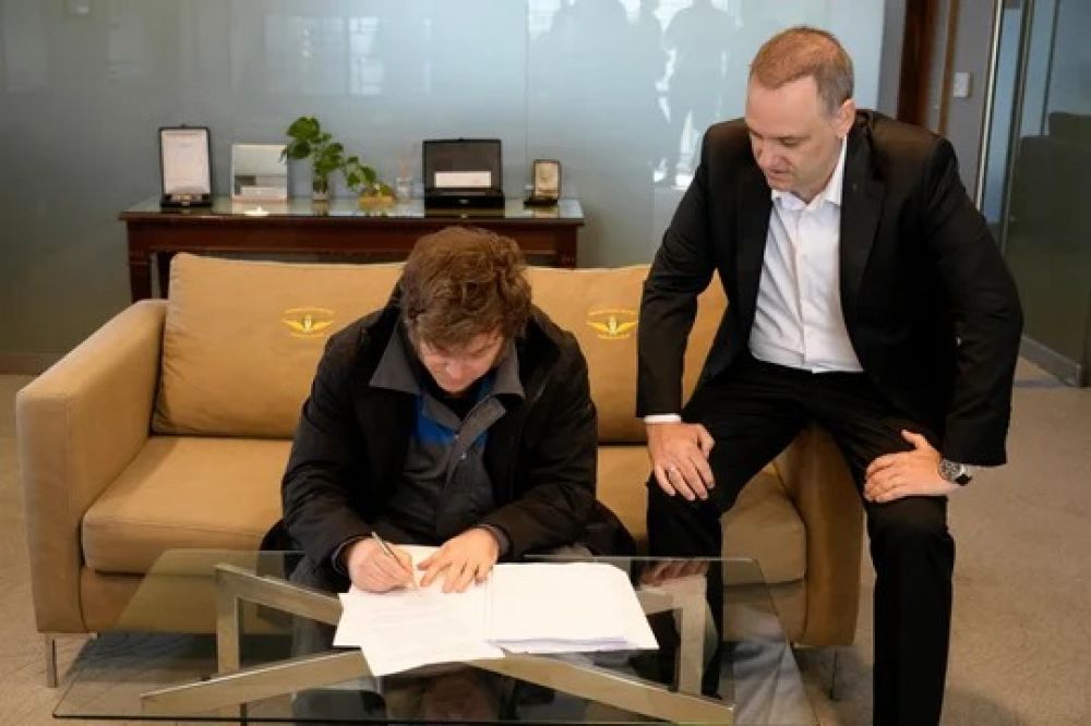 Tras volver de su viaje relmpago a Noruega, Milei firm la reforma laboral y la enva al Congreso