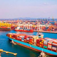 Grandes empresas se vuelcan al negocio importador como ancla de precios, con el riesgo de la competencia china