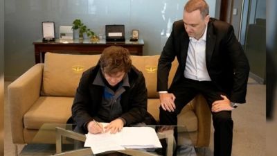 Que cambios traera la reforma laboral de Milei sobre vacaciones, jornada de trabaja y el banco de horas