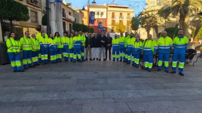 La nueva empresa de limpieza viaria de Lucena aporta una plantilla estable de 20 trabajadores y m�s maquinaria