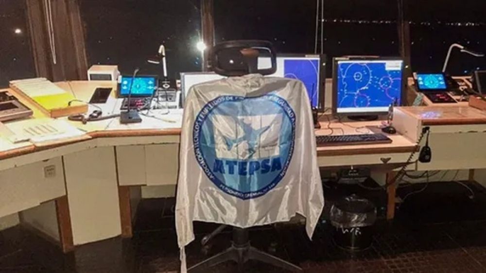 Controladores a�reos ratifican paros en v�speras de las fiestas y el gobierno los califica de 