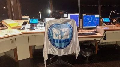 Controladores a�reos ratifican paros en v�speras de las fiestas y el gobierno los califica de 