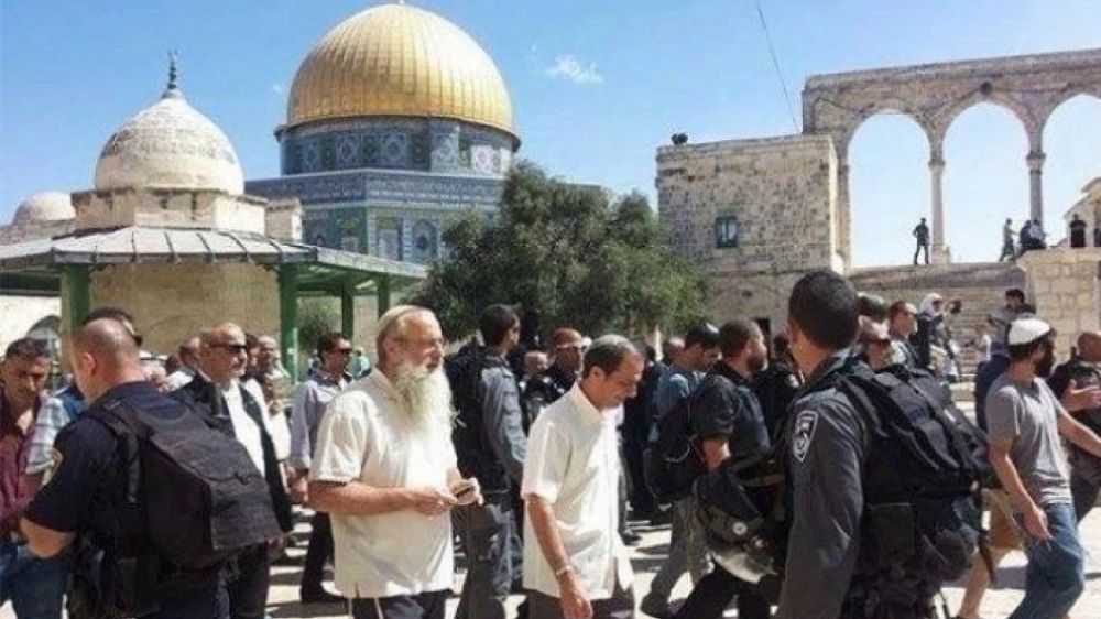 Cientos de colonos sionistas profanan los patios de la Mezquita de Al-Aqsa