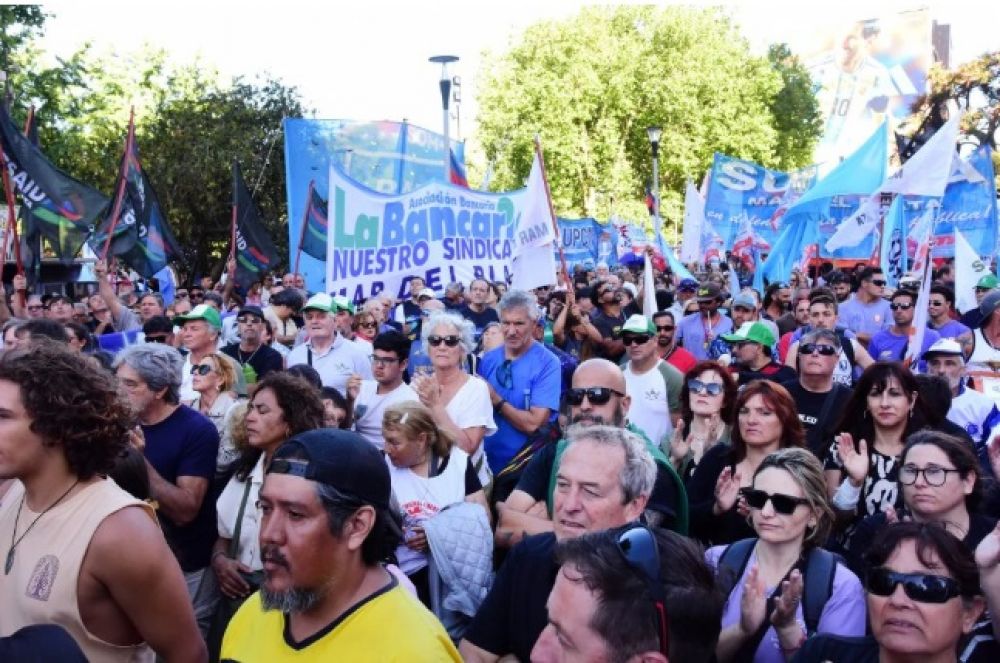 Contundente rechazo a la reforma laboral en Mar del Plata: �Atrasa cincuenta a�os�