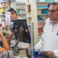 En medio de tensiones, la COFA y el Sindicato de Farmac�uticos y Bioqu�micos acordaron subas salariales que llevan el sueldo b�sico del sector en $ 2.200.000