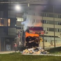 Cenizas calientes en la basura provocaron un incendio en un cami�n recolector de residuos