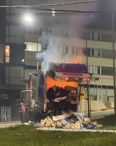 Cenizas calientes en la basura provocaron un incendio en un cami�n recolector de residuos