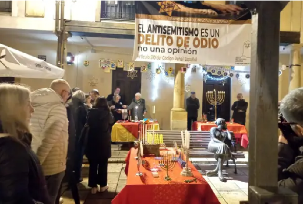 Januc� ilumina la calle del Font�n en Oviedo tras un a�o de acoso a la comunidad Bet Emun� y su presidenta