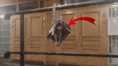 Un Cor�n con seis impactos de bala, encadenado a la barandilla de la escalera de la mezquita de Estocolmo