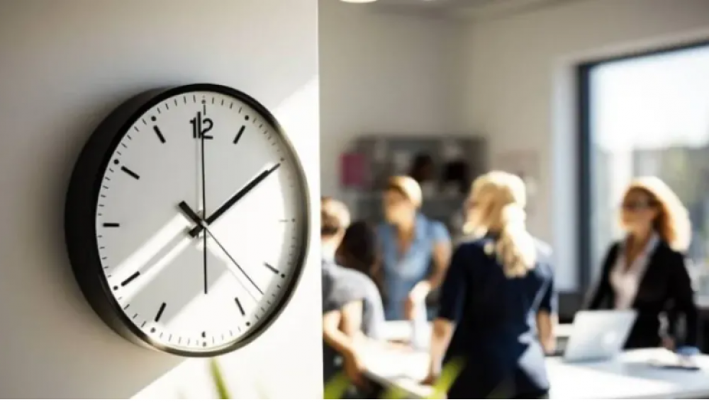 Oficializaron la jornada laboral de 44 horas en Colombia sin recorte salarial